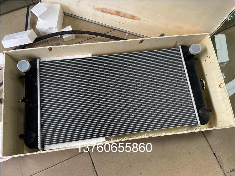 日立ZAX135U挖掘（jué）機水箱