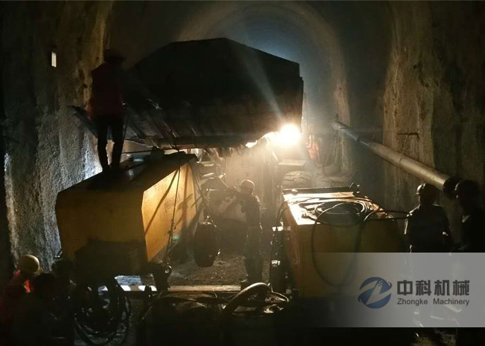 中鐵（tiě）十（shí）七局液壓濕噴機施工現場-0