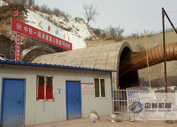 中鐵一局蒙華鐵路拱頂帶模（mó）注漿一（yī）體機施（shī）工現場