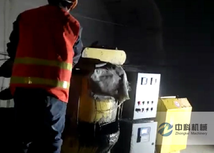 中鐵三局興泉鐵路拱頂帶模注漿一體機施工現場-2
