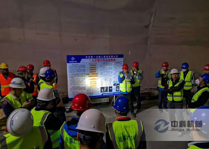 中交一公局拱頂帶模注漿一體機施工現場-2