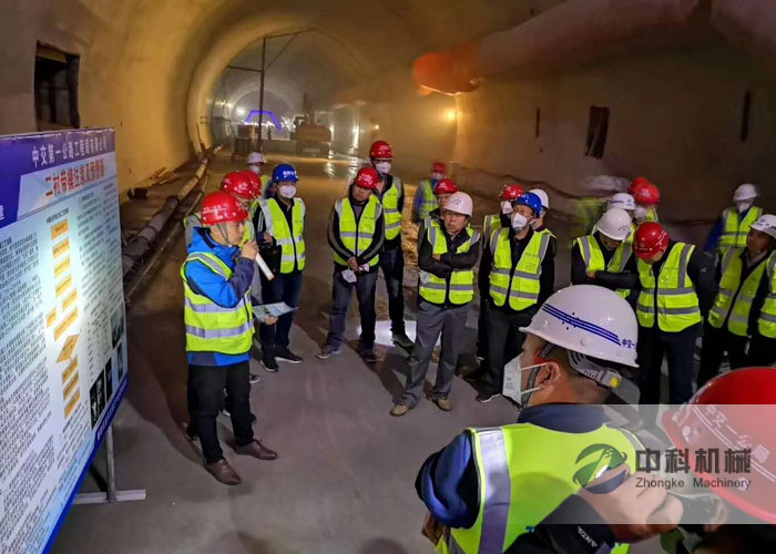 中交一（yī）公局拱頂帶模（mó）注漿一體（tǐ）機施工現場-3