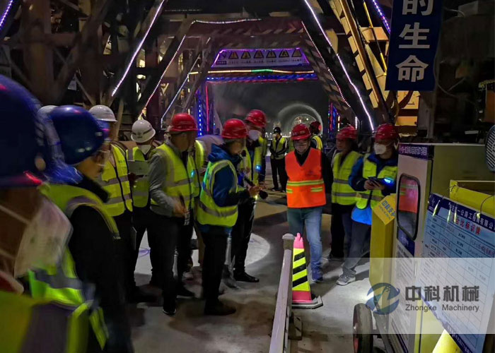 中交一公局拱（gǒng）頂帶模注漿一（yī）體（tǐ）機施（shī）工現場-1