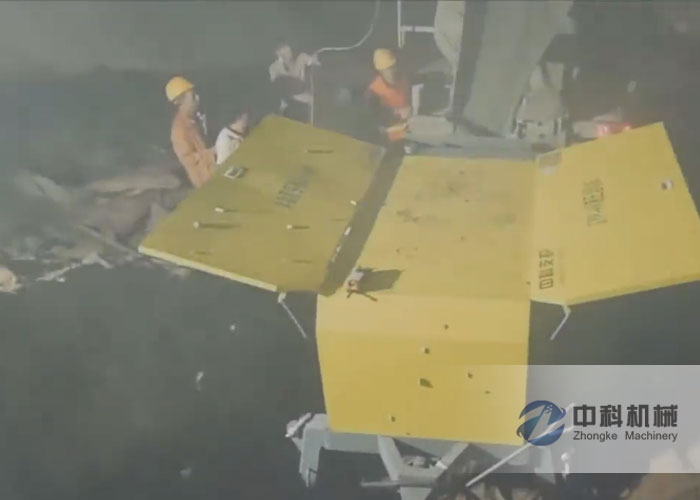 中鐵五局液（yè）壓濕（shī）噴機施工現場