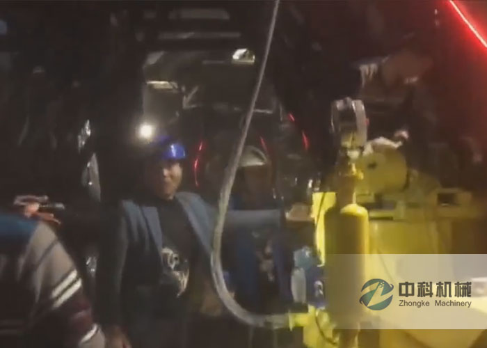 中(zhōng)鐵一局拱頂帶模注漿一體機隧道二(èr)襯(chèn)帶模(mó)注漿施工現場