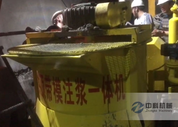 中鐵一局（jú）拱頂（dǐng）帶模注漿一體機帶模注漿施工現場-1