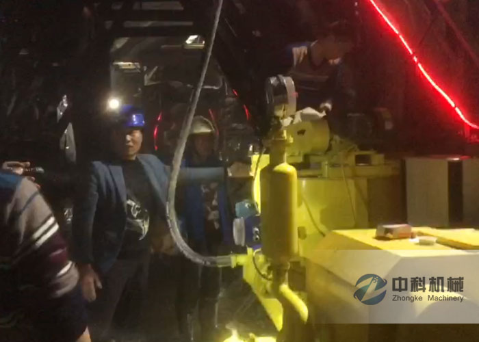 中鐵一（yī）局拱頂帶模注漿一體機帶模注漿施工現場（chǎng）