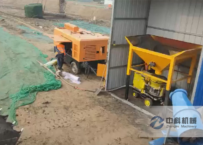 PZ-6混凝土（tǔ）噴漿（jiāng）機及上料機施工現（xiàn）場