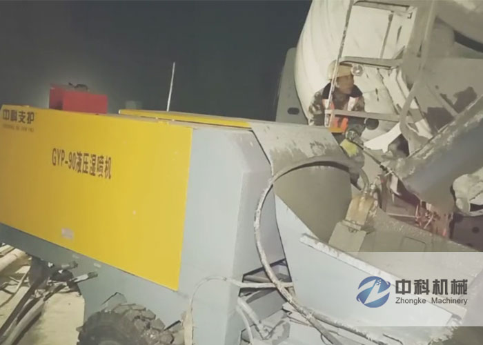 中鐵十九局牡佳客專液(yè)壓濕噴機施工現(xiàn)場