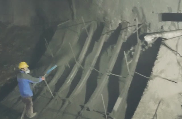 中鐵十九局牡佳客專液壓濕噴(pēn)機施工現場