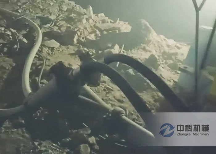 中鐵十九局雙噴頭（tóu）液壓濕噴機施工現場-2