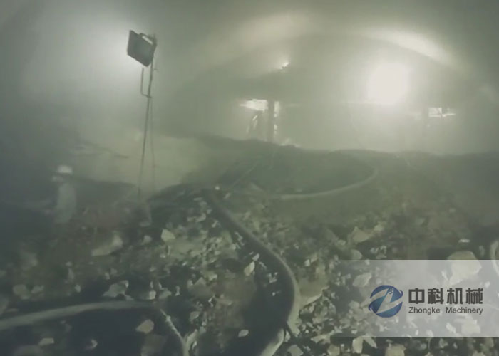 中鐵十九局雙噴頭液壓濕（shī）噴機施工（gōng）現（xiàn）場-4