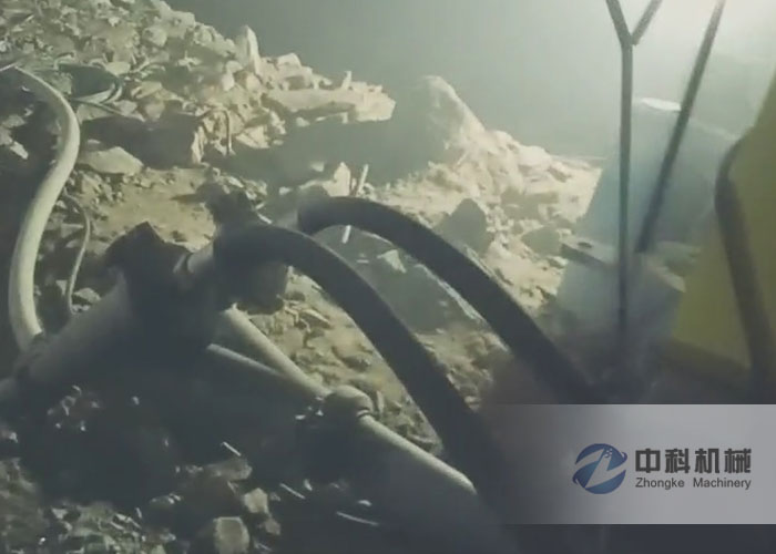 中鐵十九（jiǔ）局雙噴頭液壓濕噴機施（shī）工現場