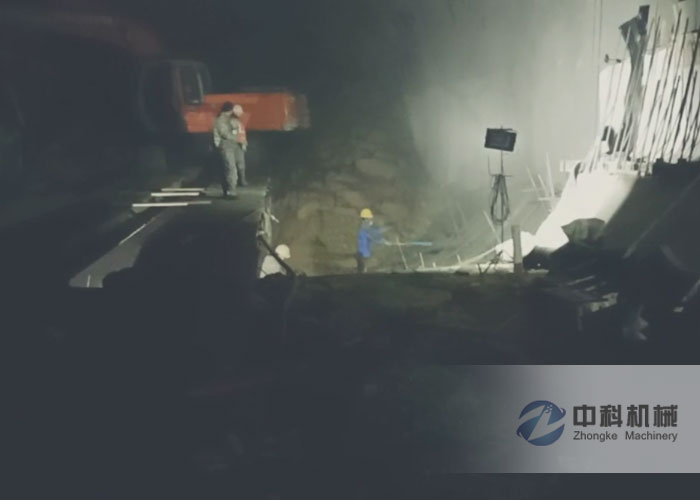 中（zhōng）鐵十九局液壓濕噴機施工現場（chǎng）