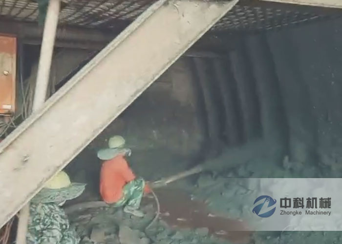 車載式（shì）雙噴頭濕噴機施工現場-3