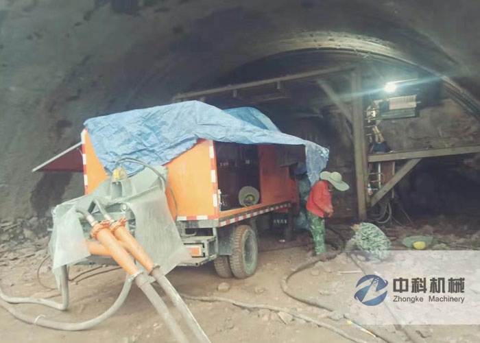 車載（zǎi）式雙噴頭濕噴（pēn）機施工現場