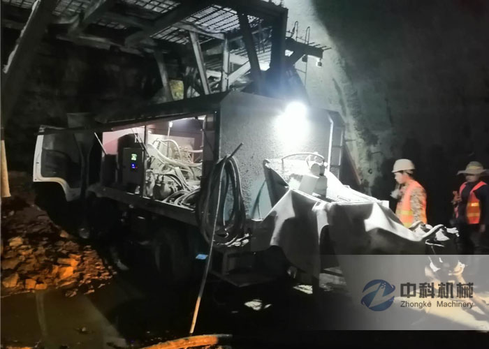 車載混（hún）凝土濕噴機施工現場