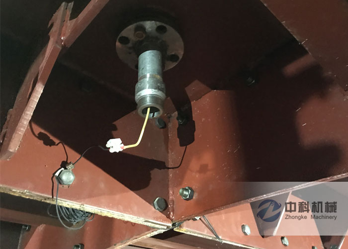 中鐵十八局（jú）拱頂帶（dài）模注漿一體機、二襯（chèn）衝頂灌注監測係（xì）統施工現場-2