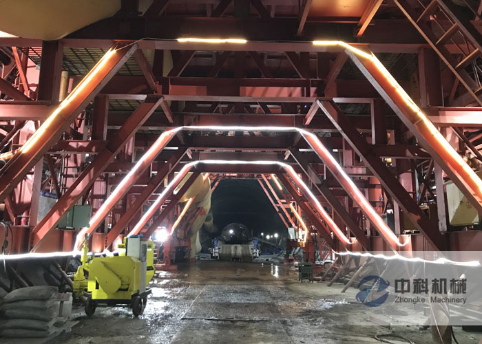 中鐵十八局（jú）拱頂帶模注漿一體機（jī）、二襯衝頂灌注（zhù）監（jiān）測係統施工現場