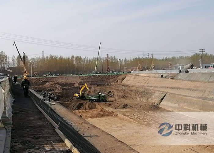 中鐵十二局液壓（yā）濕噴機施工現場-2