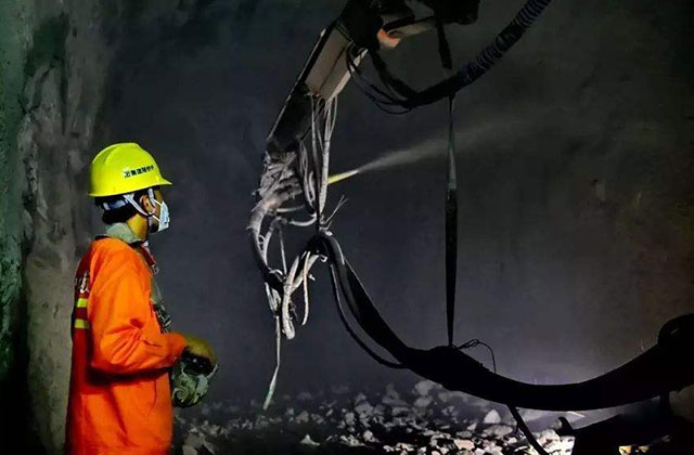 混（hún）凝土濕噴機械手在（zài）隧（suì）道機械化施工中的（de）應用