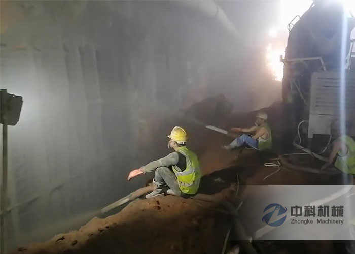 隧道專用雙（shuāng）噴頭濕噴機施工現場-1