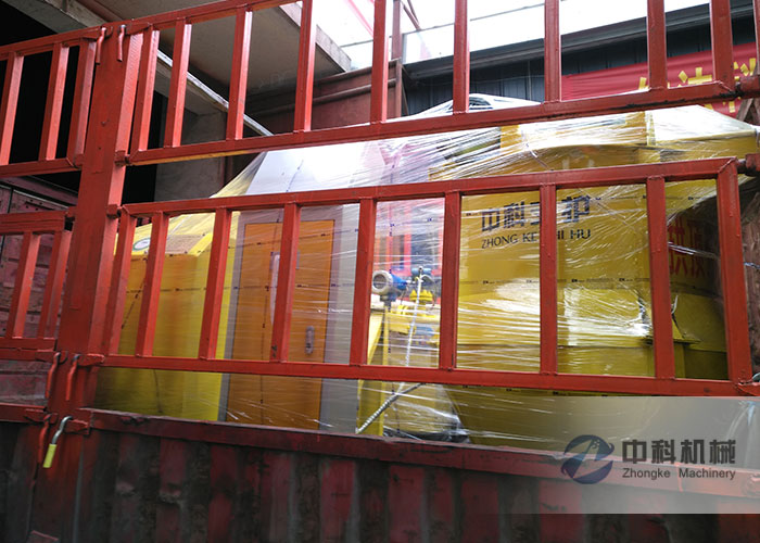 中鐵十二局拱（gǒng）頂帶模注（zhù）漿一體機發貨現場（chǎng）