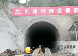 中鐵十（shí）七局（jú）液壓濕噴機施工現場