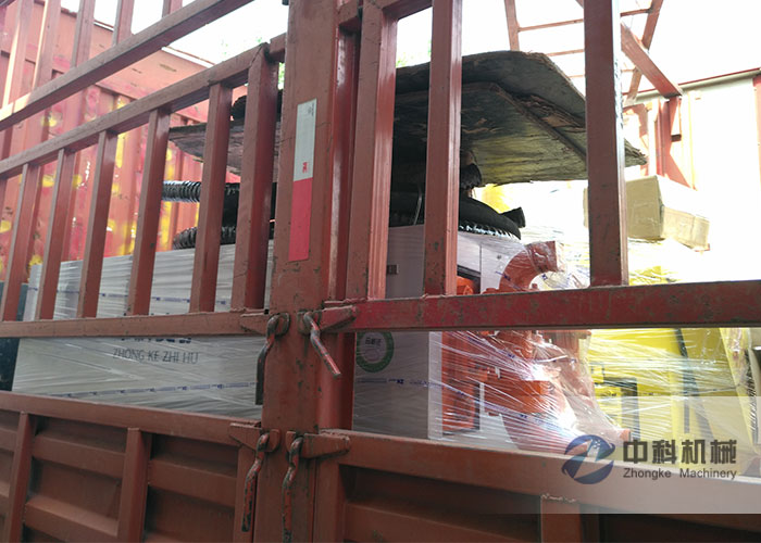 中鐵十八局拱頂帶（dài）模注漿一體機、雙液注（zhù）漿（jiāng）機（jī）發貨現場