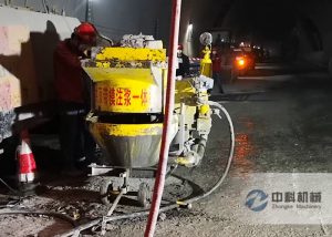 隧道（dào）二襯拱頂帶模注（zhù）漿一體機施工現場