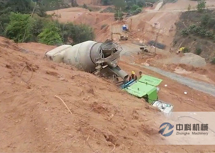 中鐵一局液壓濕噴機施工（gōng）現場-2