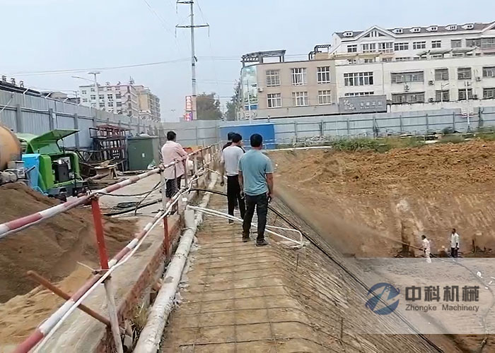 小型混（hún）凝土濕噴機施工現場-1