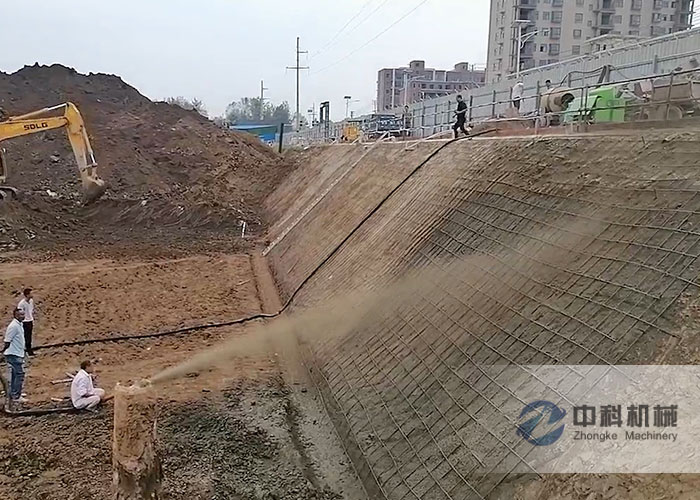 小型混凝土濕（shī）噴機施工現場-2