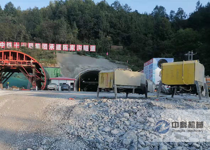 中鐵十七局雙噴（pēn）頭液（yè）壓濕噴（pēn）機施工現場-0