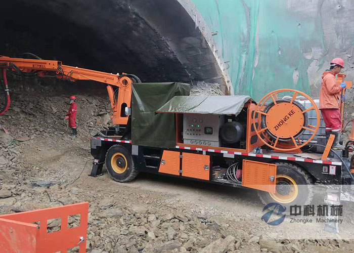 隧道混凝土濕噴台車施工現場-0