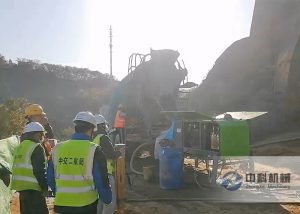 中（zhōng）交二（èr）航（háng）局液壓濕噴機施工現場