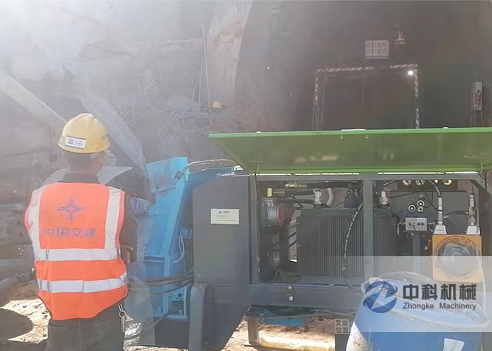 中（zhōng）交二航（háng）局液壓濕噴機施工現場-2