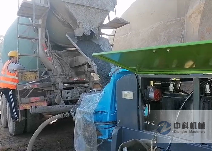 中（zhōng）交二航局液壓濕噴機施工現場-1