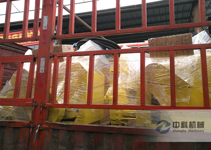 中鐵十二局拱頂帶模注漿一體機發貨現場（chǎng）-0