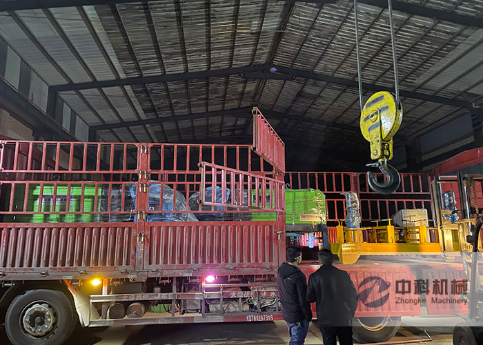 90液壓濕噴機、冷彎機發貨現場-0