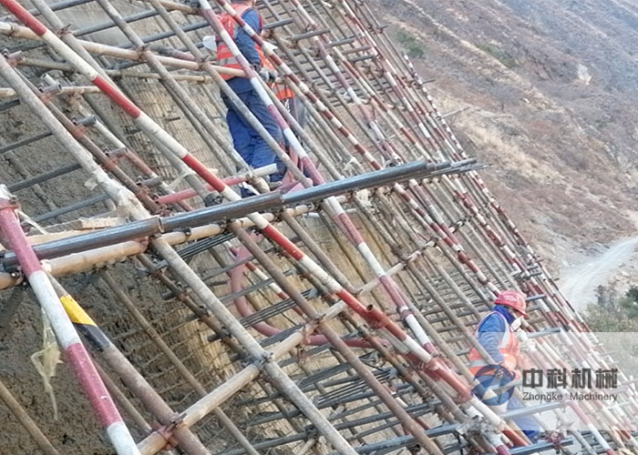 中水電車載混凝土（tǔ）濕噴（pēn）台車施工現場-2