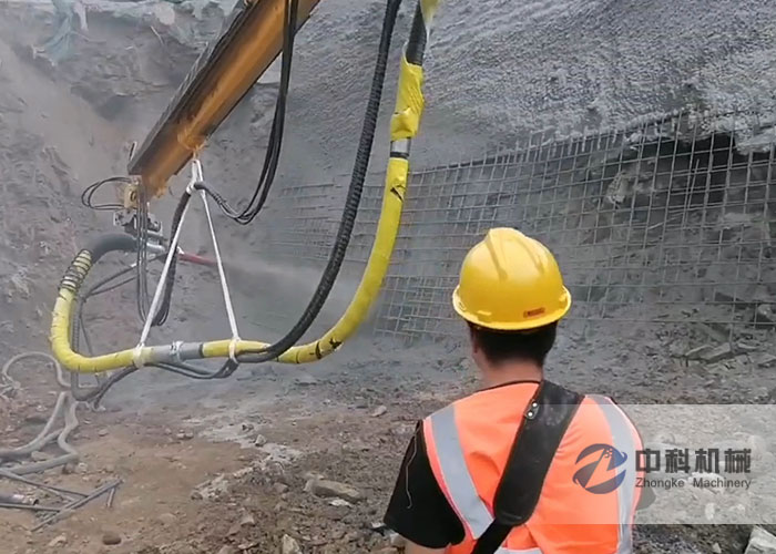 大型混凝土濕噴（pēn）台車施工（gōng）現場-1