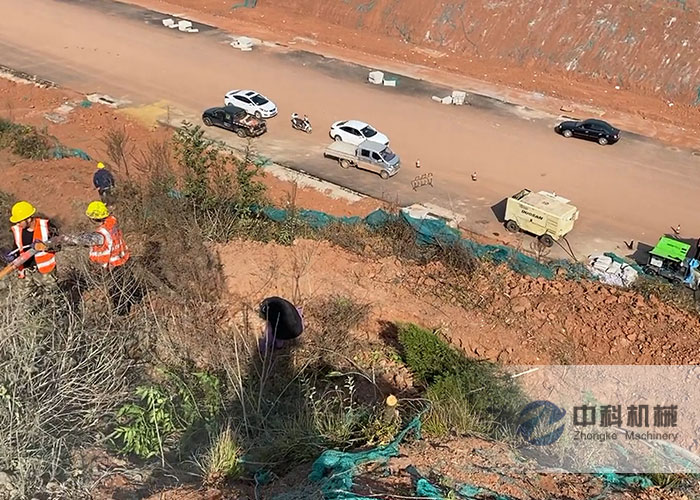 小型混凝土濕（shī）噴機施工現場-1