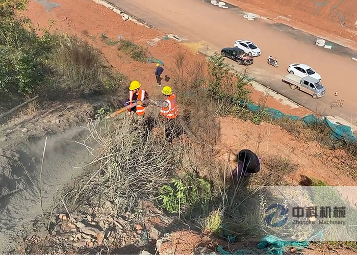 小（xiǎo）型混凝土濕噴機施工現場-2