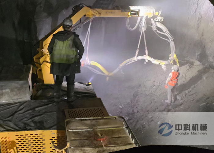 隧道機械臂濕噴（pēn）機施工現場-1