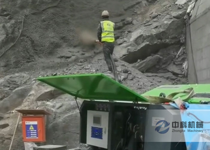 中國水電五局液（yè）壓濕噴機施工現場-2